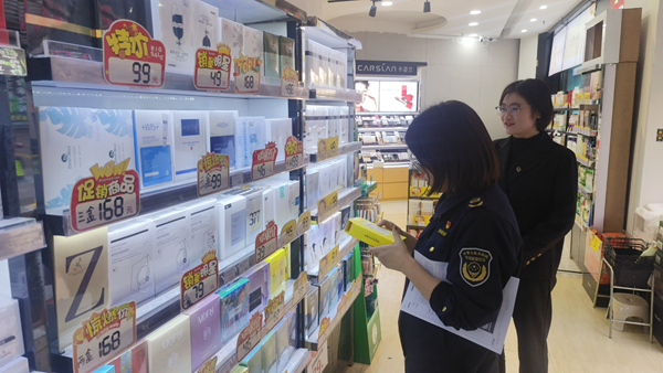 磁灶镇市场监管所开展化妆品专项检查，  守护群众“美丽安全”